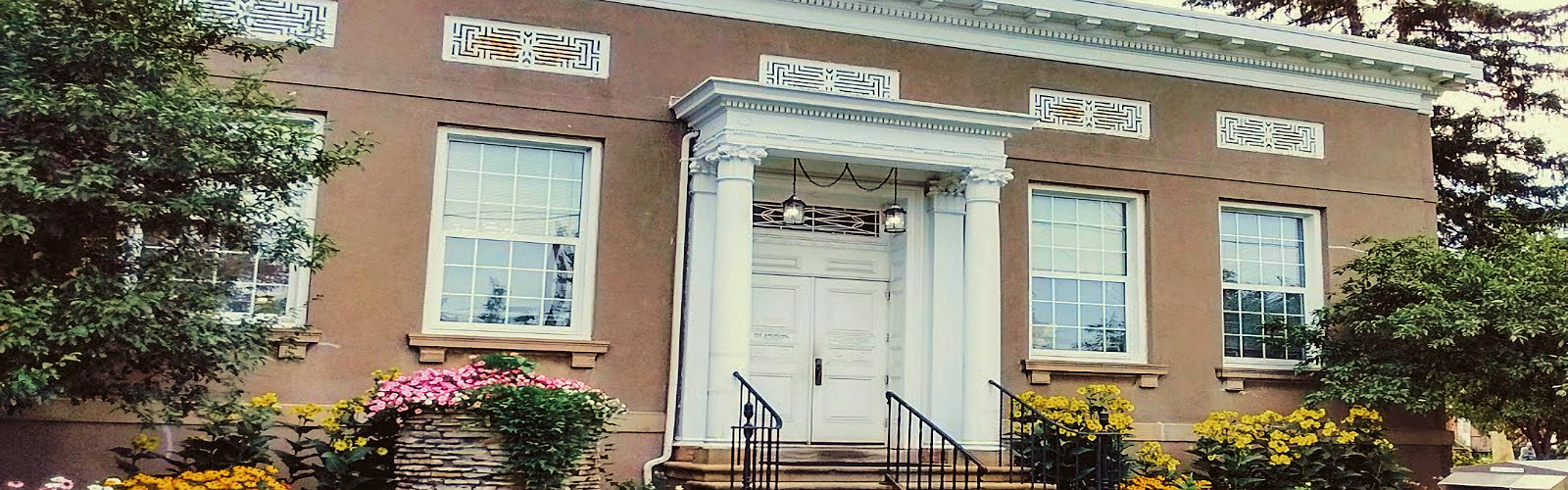 Front of New London Library